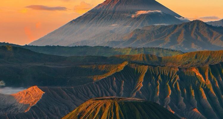 Gunung Terpopuler di Jawa Barat