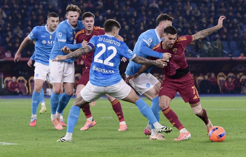 Napoli Menang Derbi del Sole