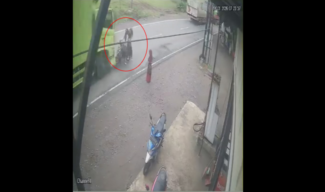 Truk Box Tabrak Motor Siswi