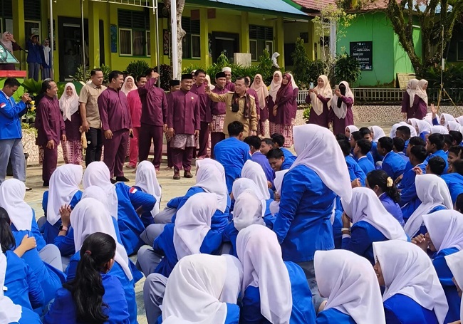 Gubernur Al Haris Resmikan Panggung